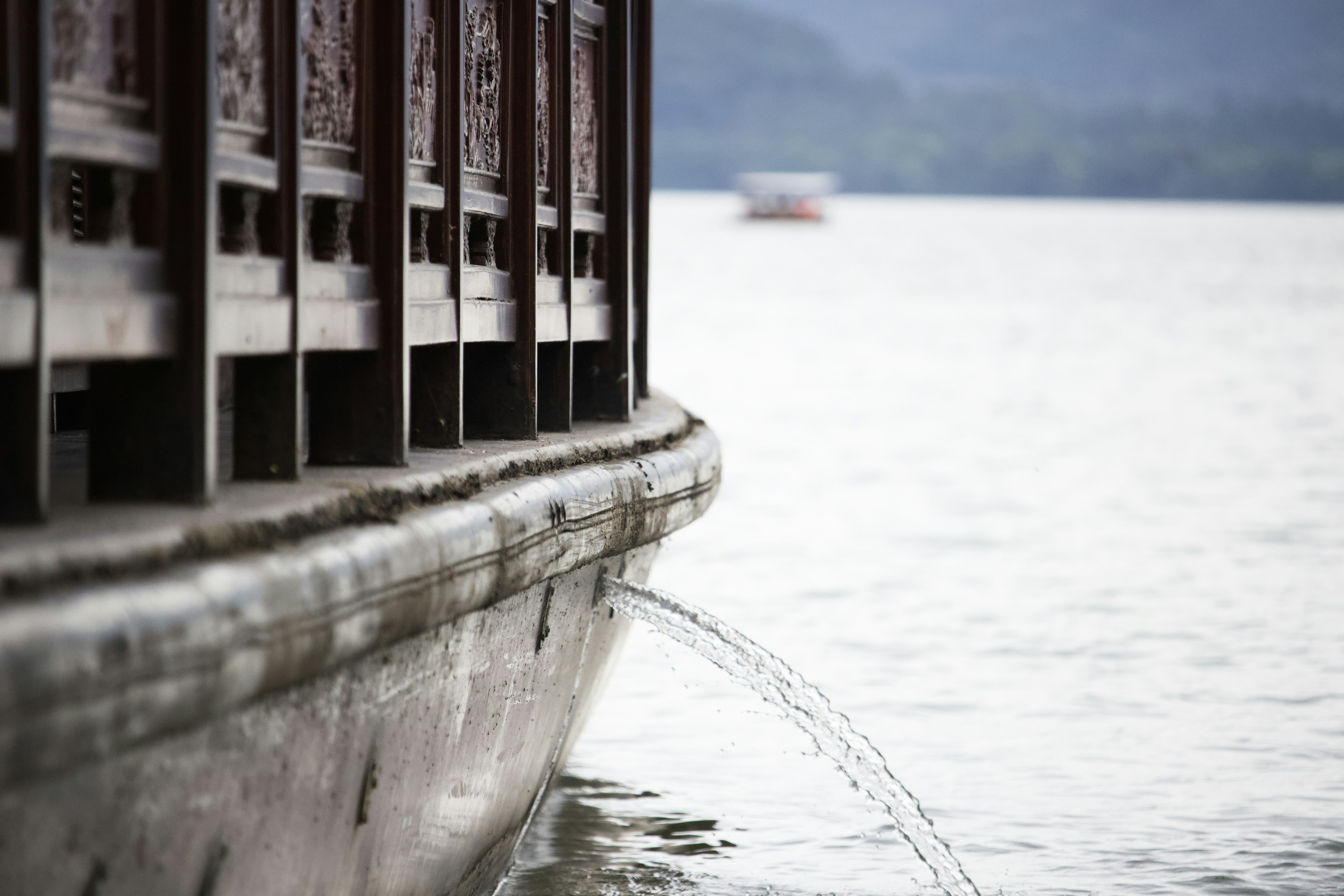昼間の赤い建物の近くの噴水
