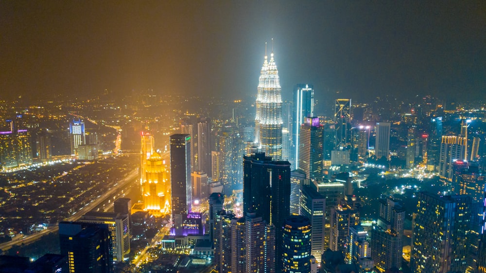 Skyline der Stadt bei Nacht