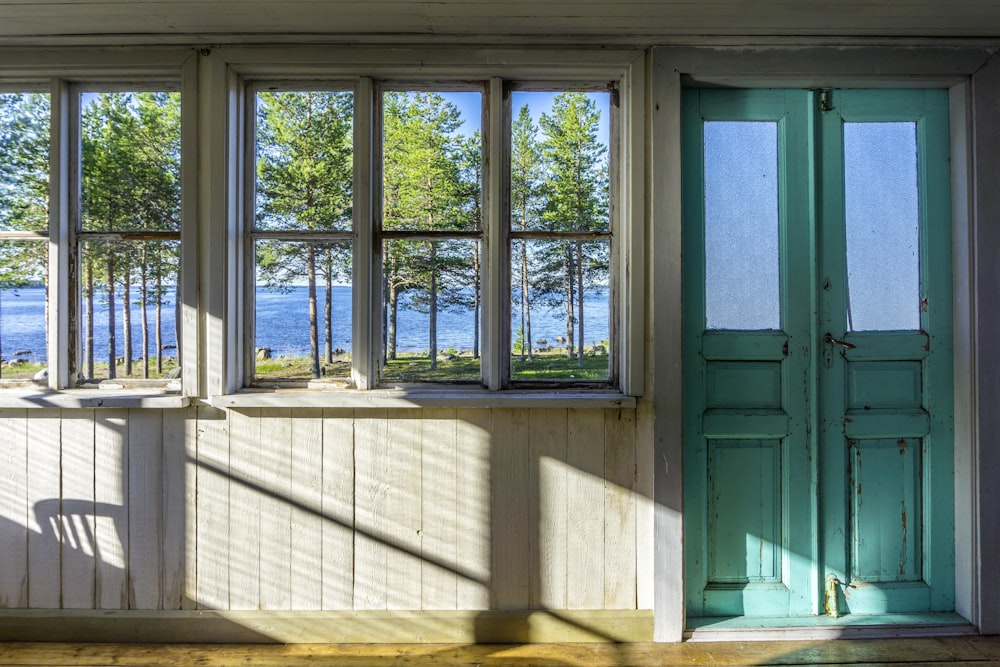 Marco de ventana de madera verde durante el día