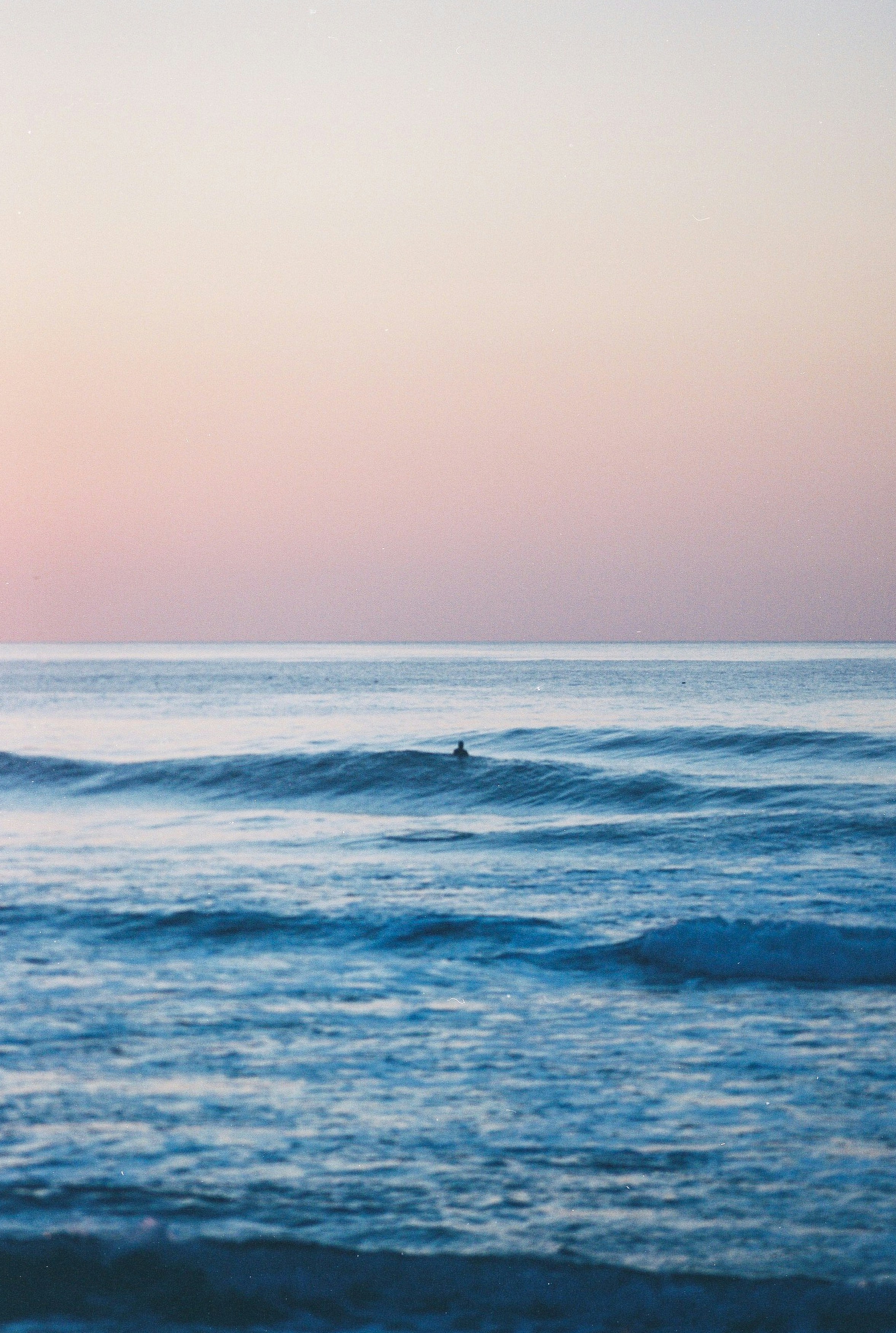 昼間に海の波でサーフィンをする人の写真 Unsplashで見つける壁紙の無料写真