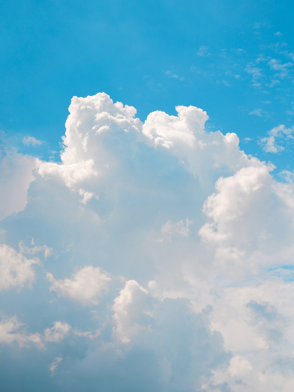 Weiße Wolken und blauer Himmel tagsüber