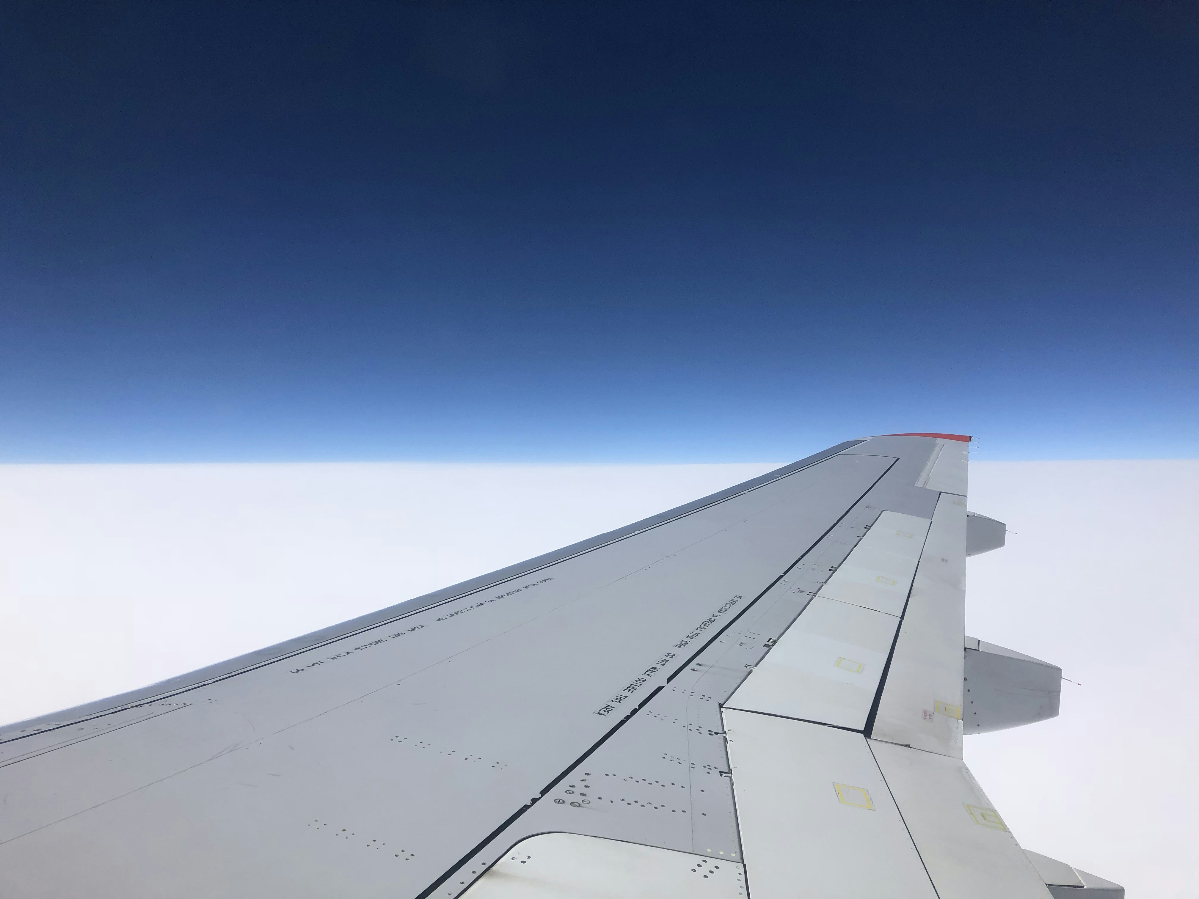 the wing of an airplane flying in the sky