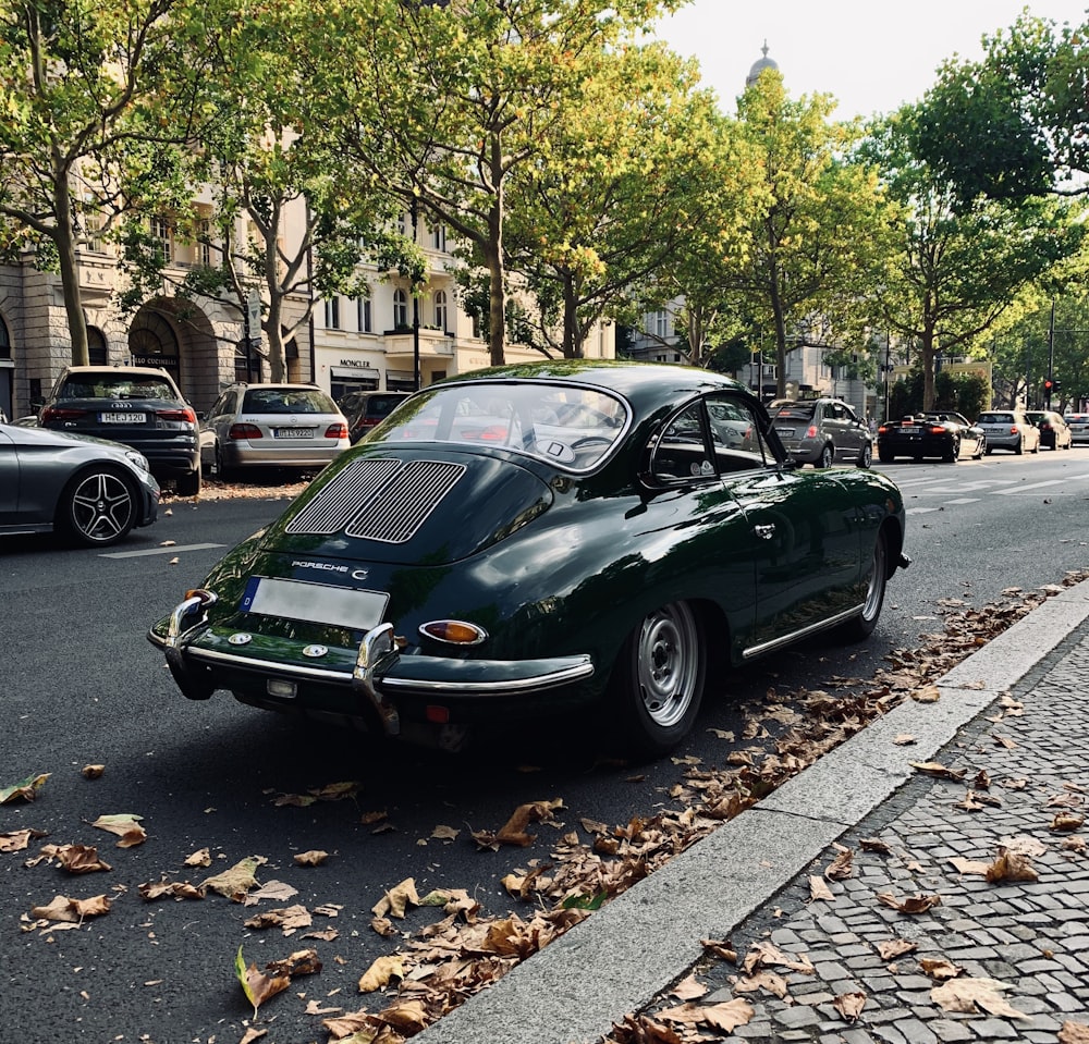 Porsche 911 verde parcheggiata sul marciapiede durante il giorno