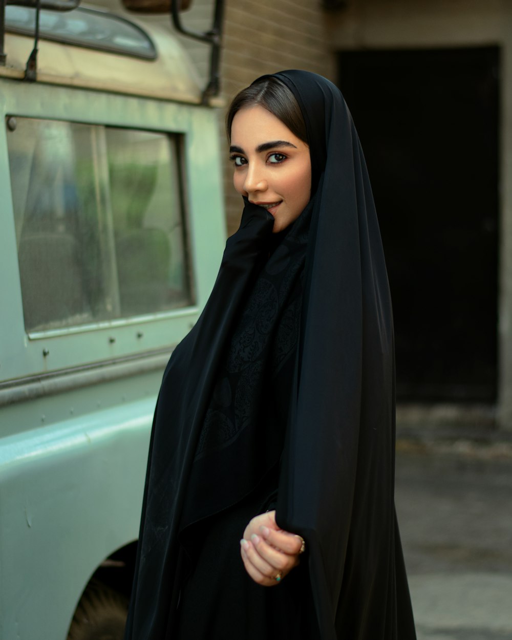 Femme en hijab noir et abaya noire