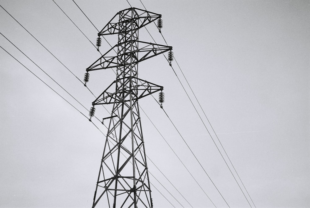 torre elettrica nera sotto il cielo bianco