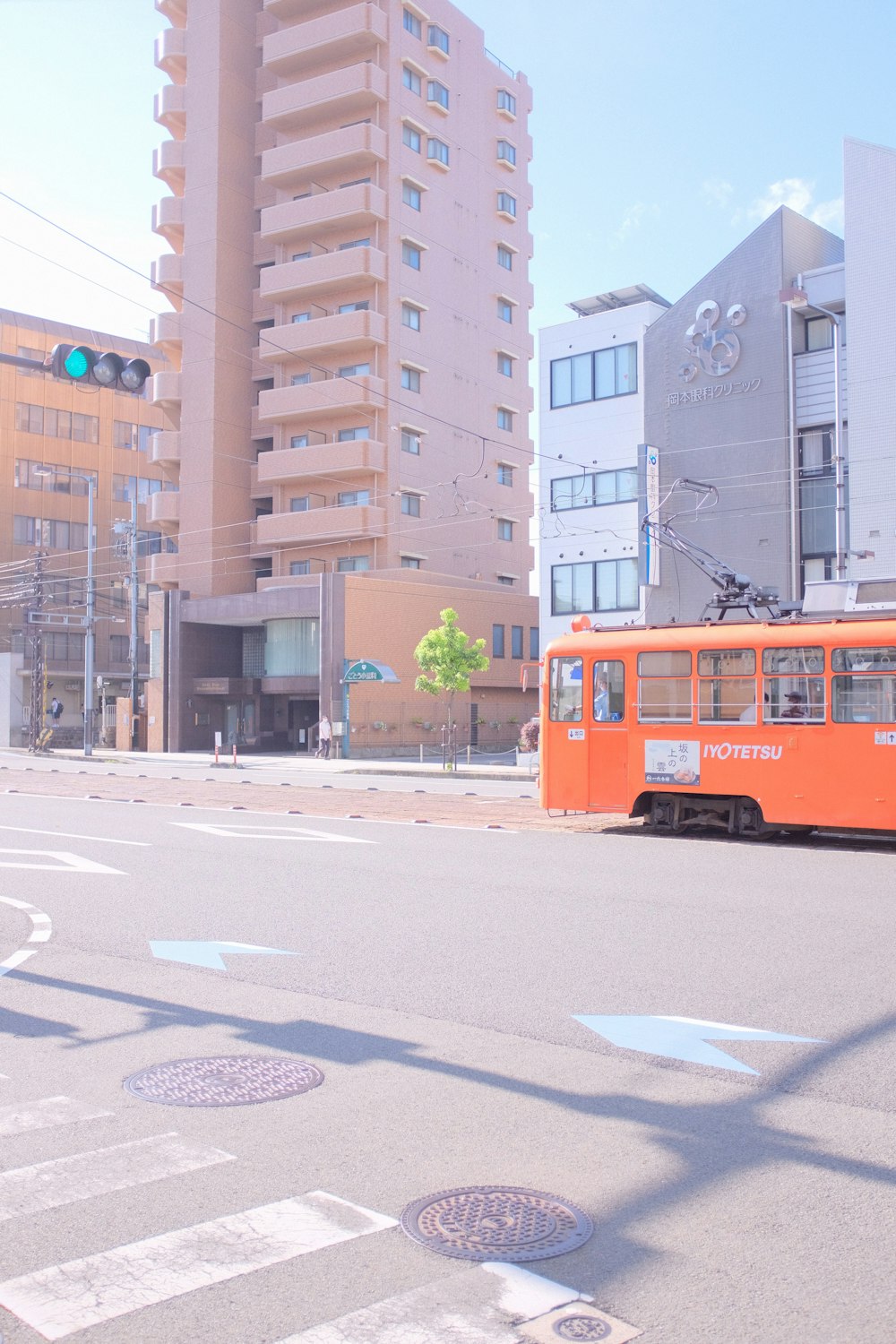 낮에는 건물 근처 도로에서 주황색과 노란색 버스