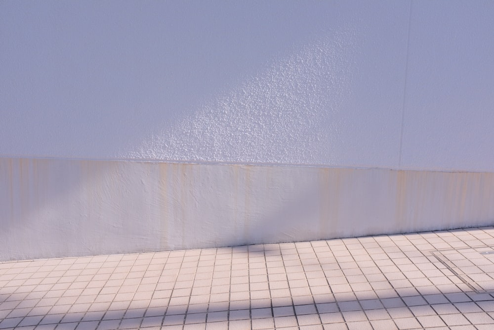 mur de béton blanc pendant la journée