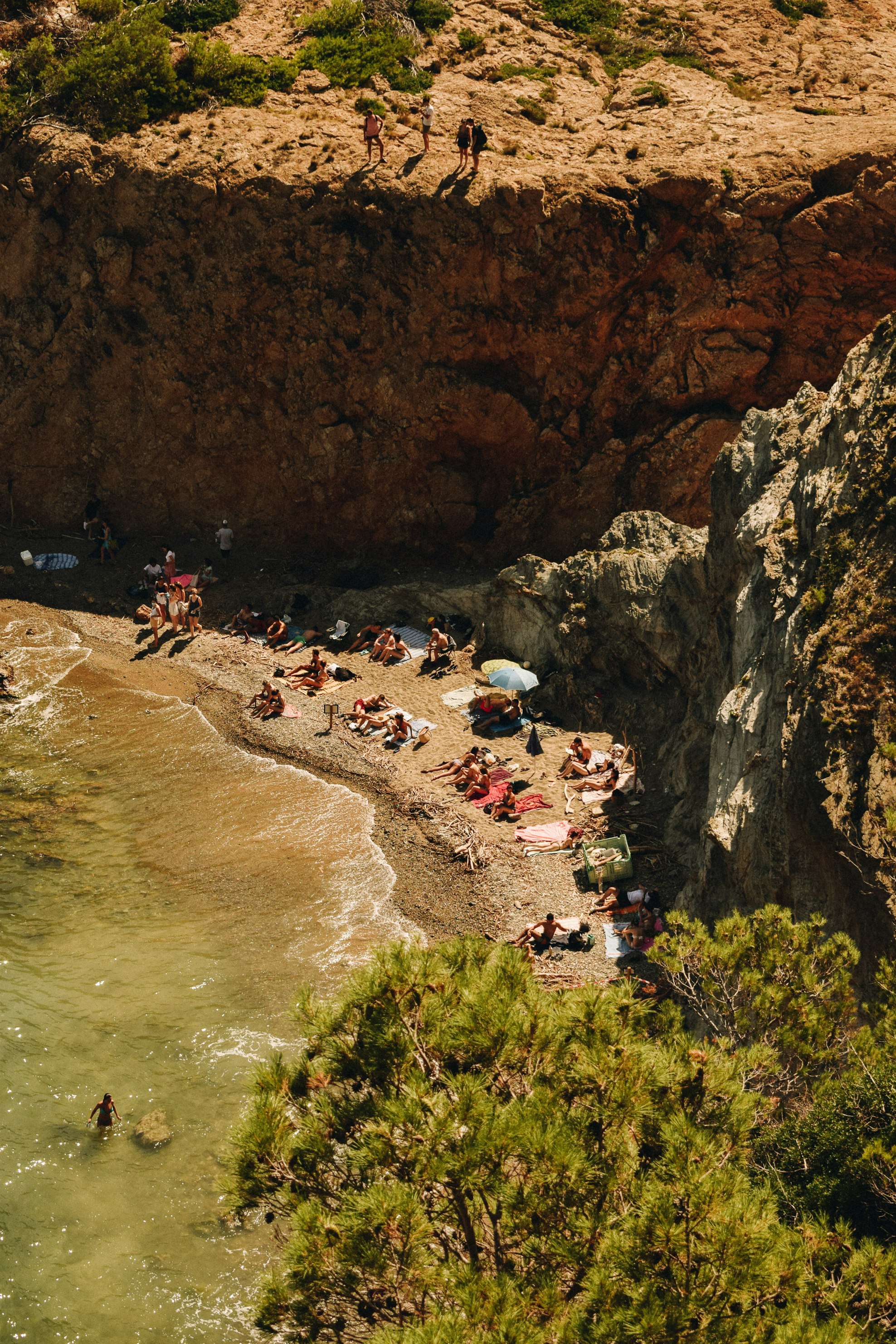 Una playa en Begur, llena de bañistas. 
