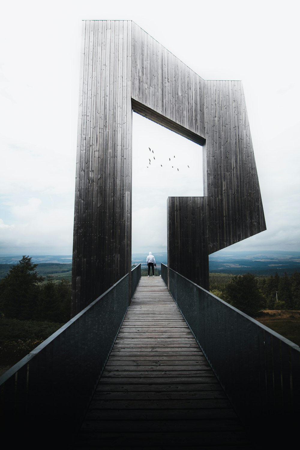 Pont en béton gris sous des nuages blancs pendant la journée