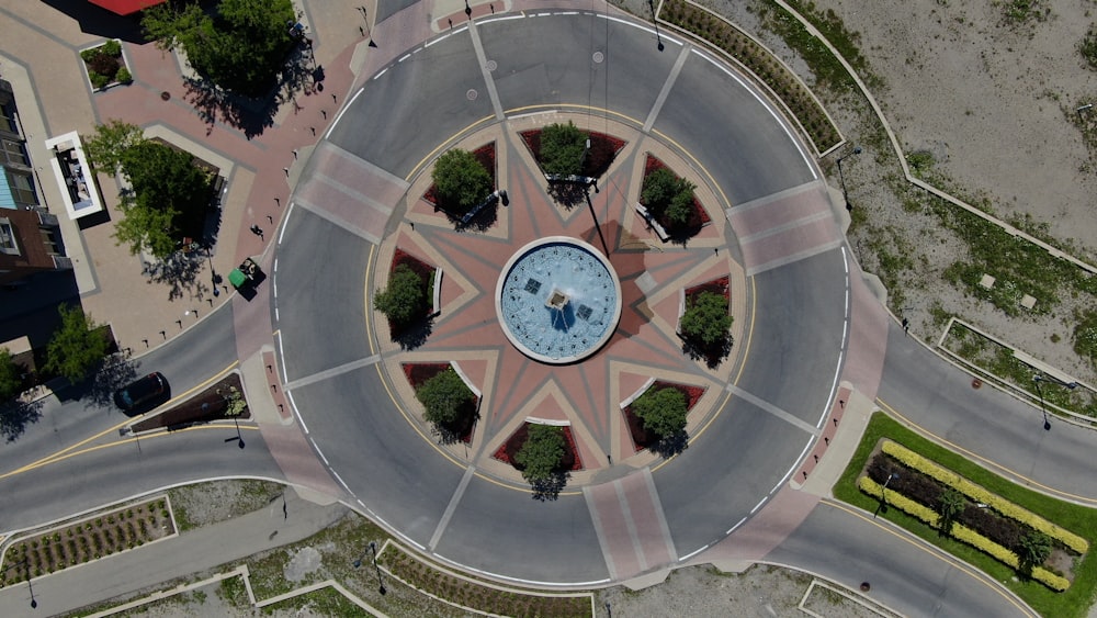 roue en métal rond gris sur sol en béton gris