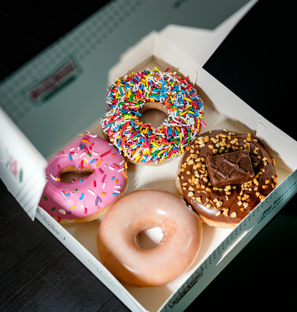 상자에 흰색과 갈색 도넛