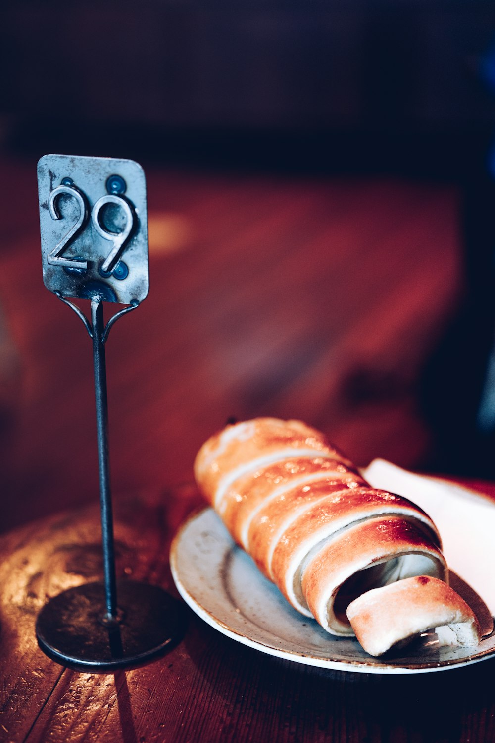 geschnittenes Brot mit Wurst auf weißem Keramikteller