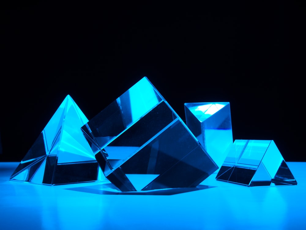 Ilustración de diamante azul y blanco