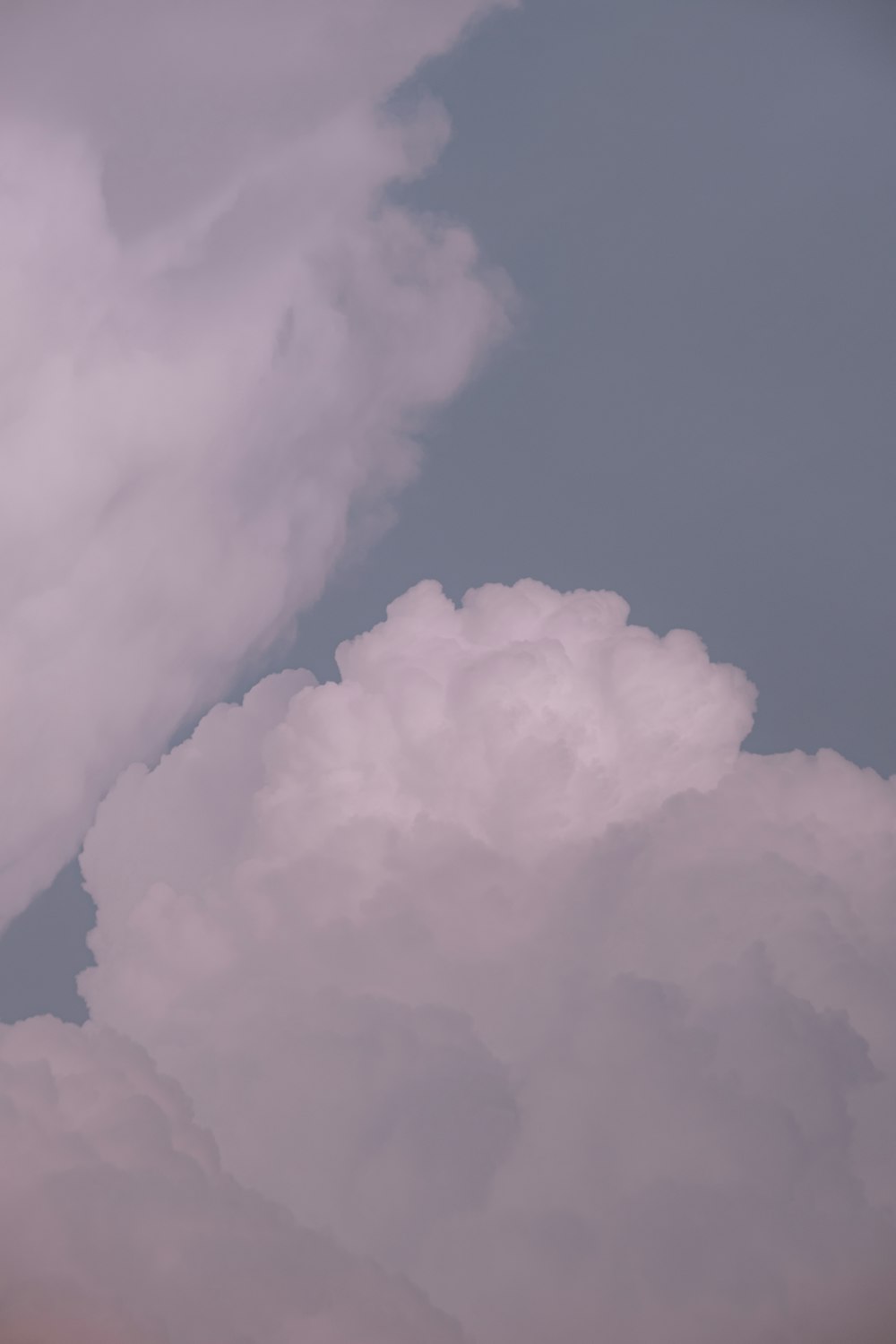 nuages blancs dans le ciel bleu