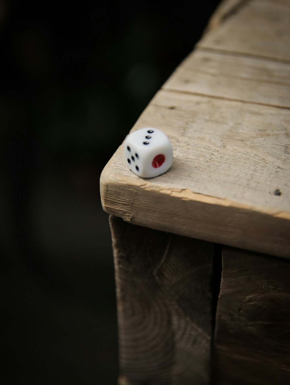 dés blancs sur table en bois marron