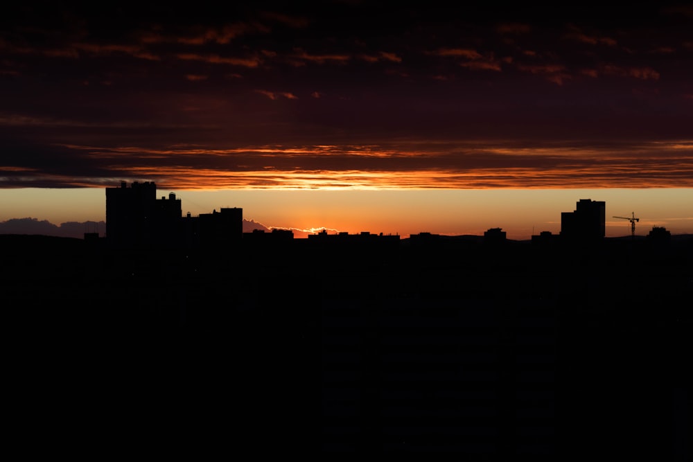 Silhouette von Stadtgebäuden bei Sonnenuntergang