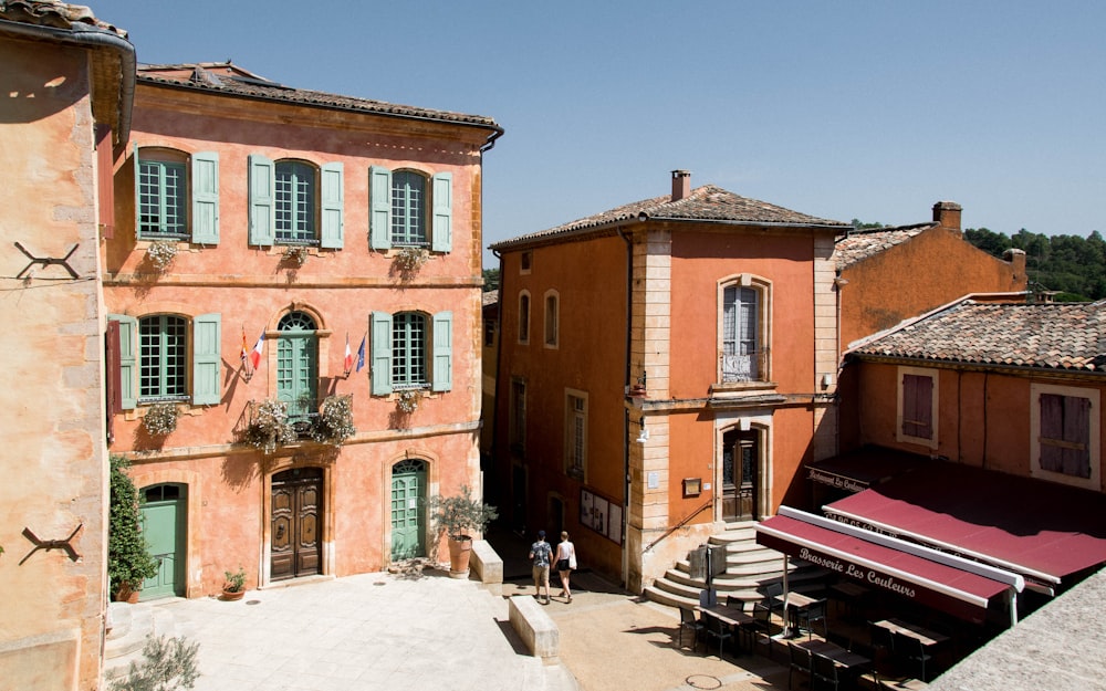 edificio in cemento marrone durante il giorno