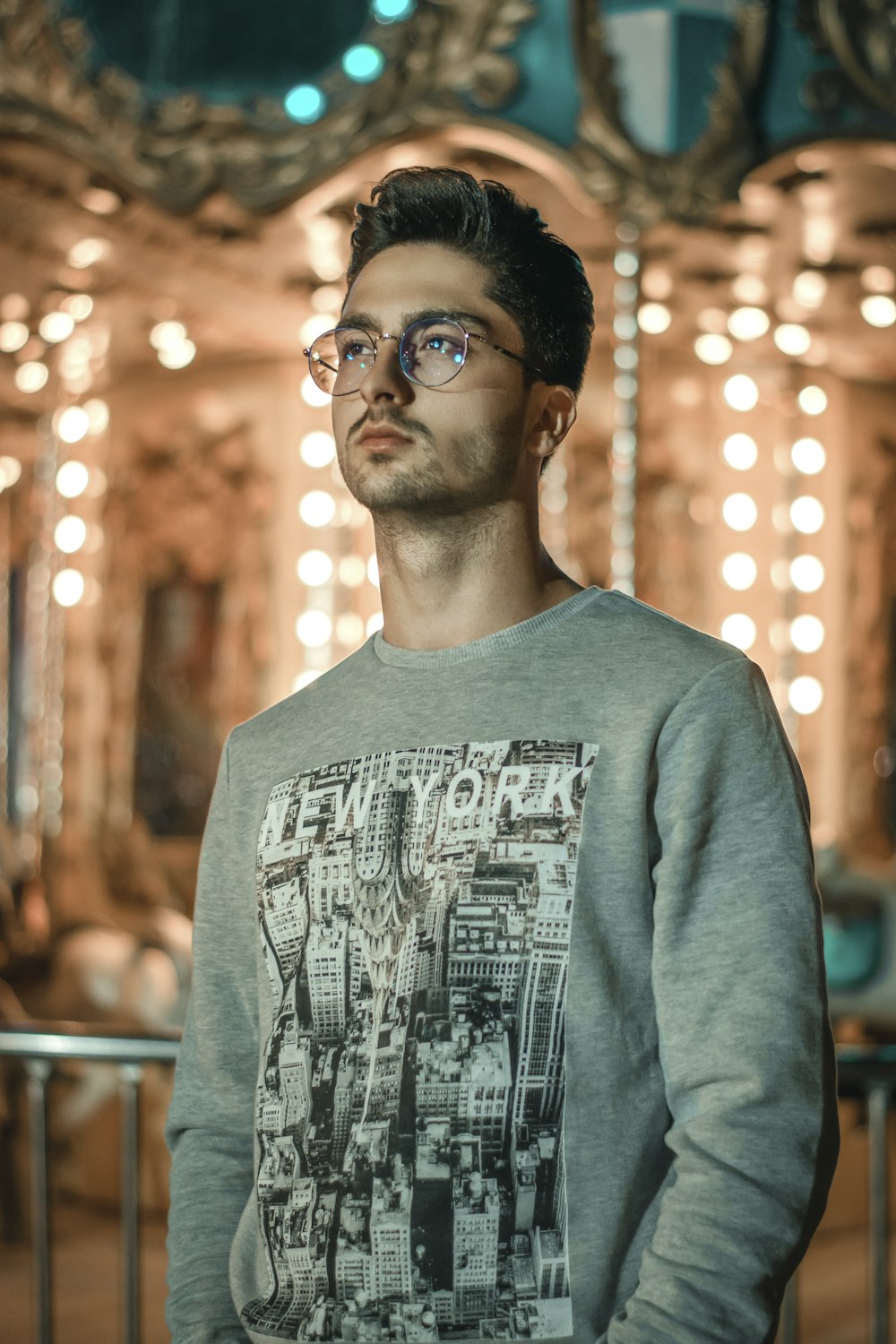 Hombre con camisa gris de cuello redondo con gafas de montura negra