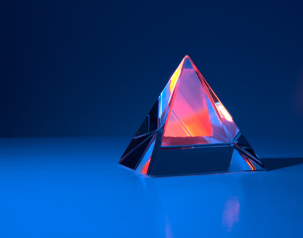 Ilustración triangular de triángulo rojo y azul