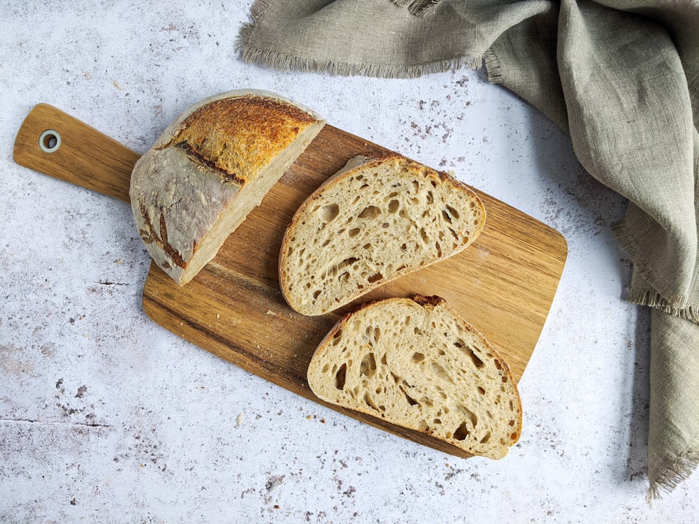 Schwarzbrot auf braunem Holzschneidebrett