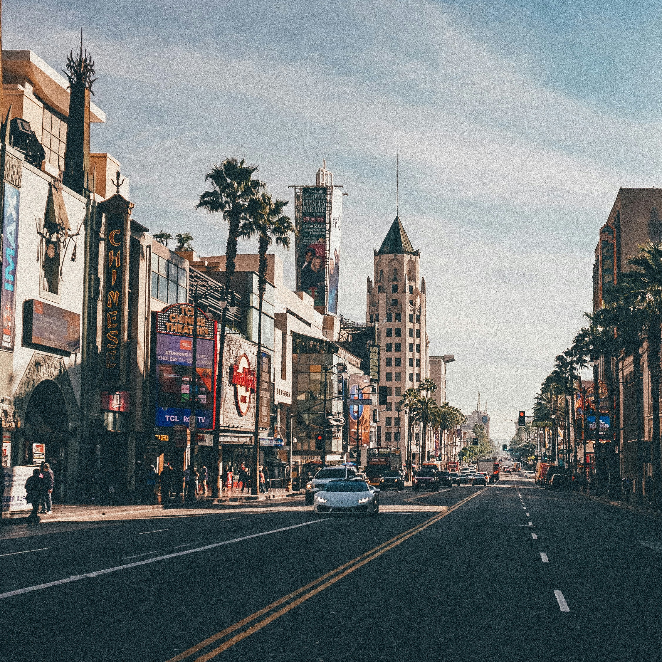 昼間、建物と建物の間の道路を走る車