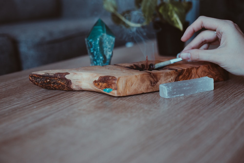 viande tranchée sur une planche à découper en bois brun