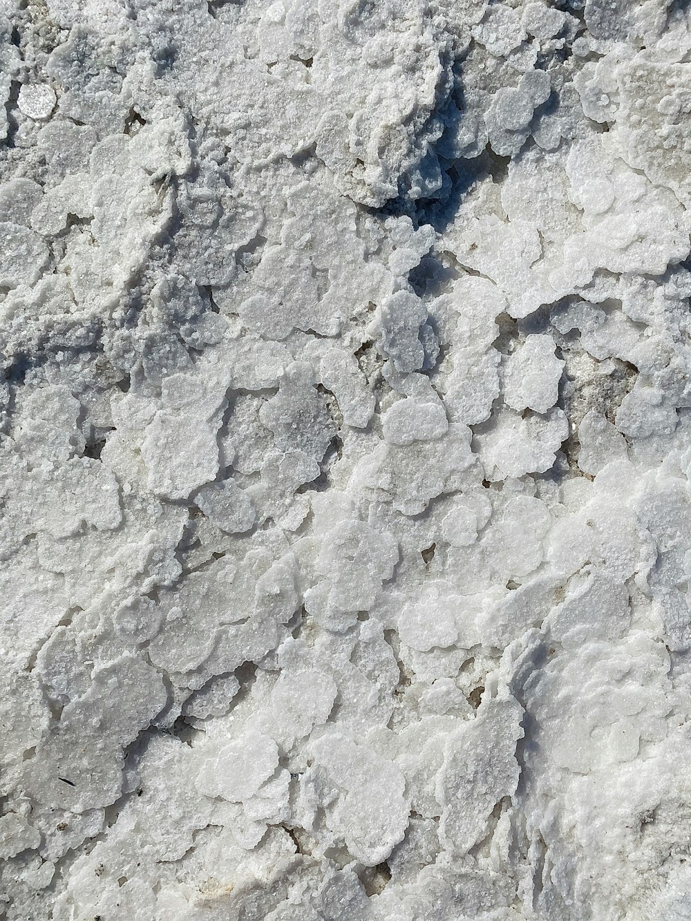 Mur de pierre grise et blanche