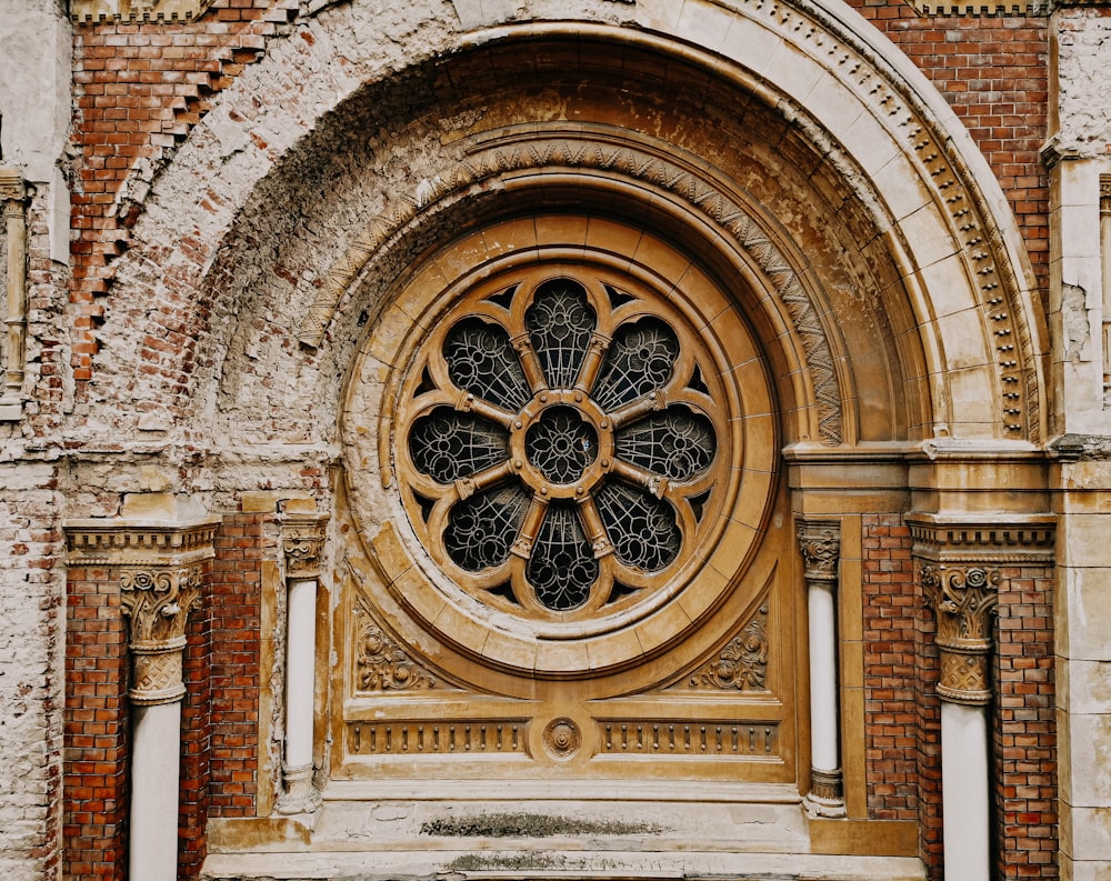 Edificio de hormigón marrón y beige