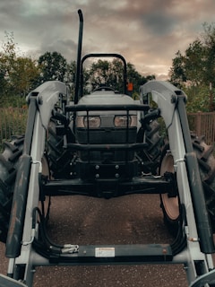 Vista lateral do trator Valtra BM 110.