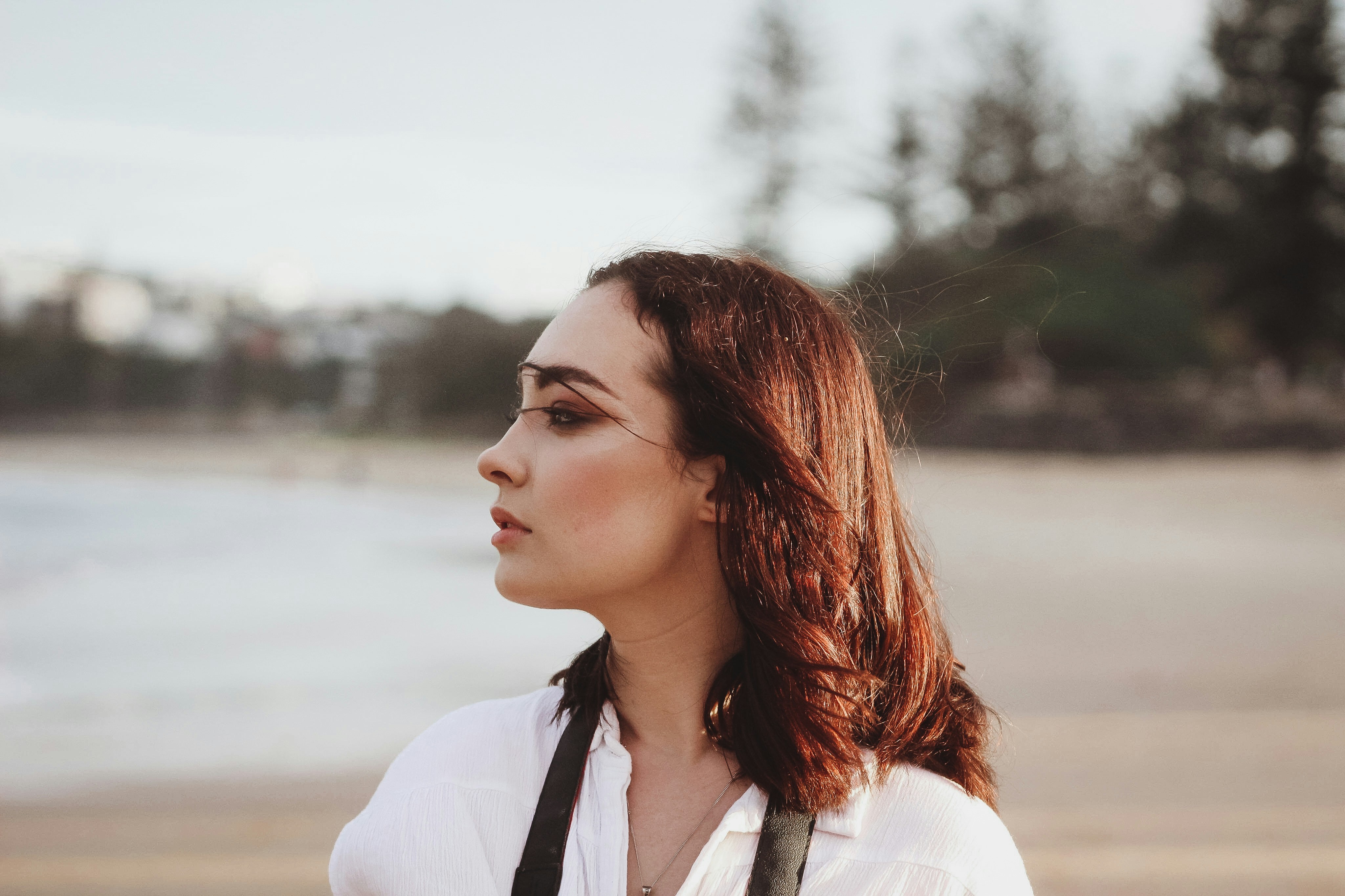 白い襟付きシャツの女性の写真 Unsplashで見つけるサンシャイン コースト クイーンズランド州の無料写真