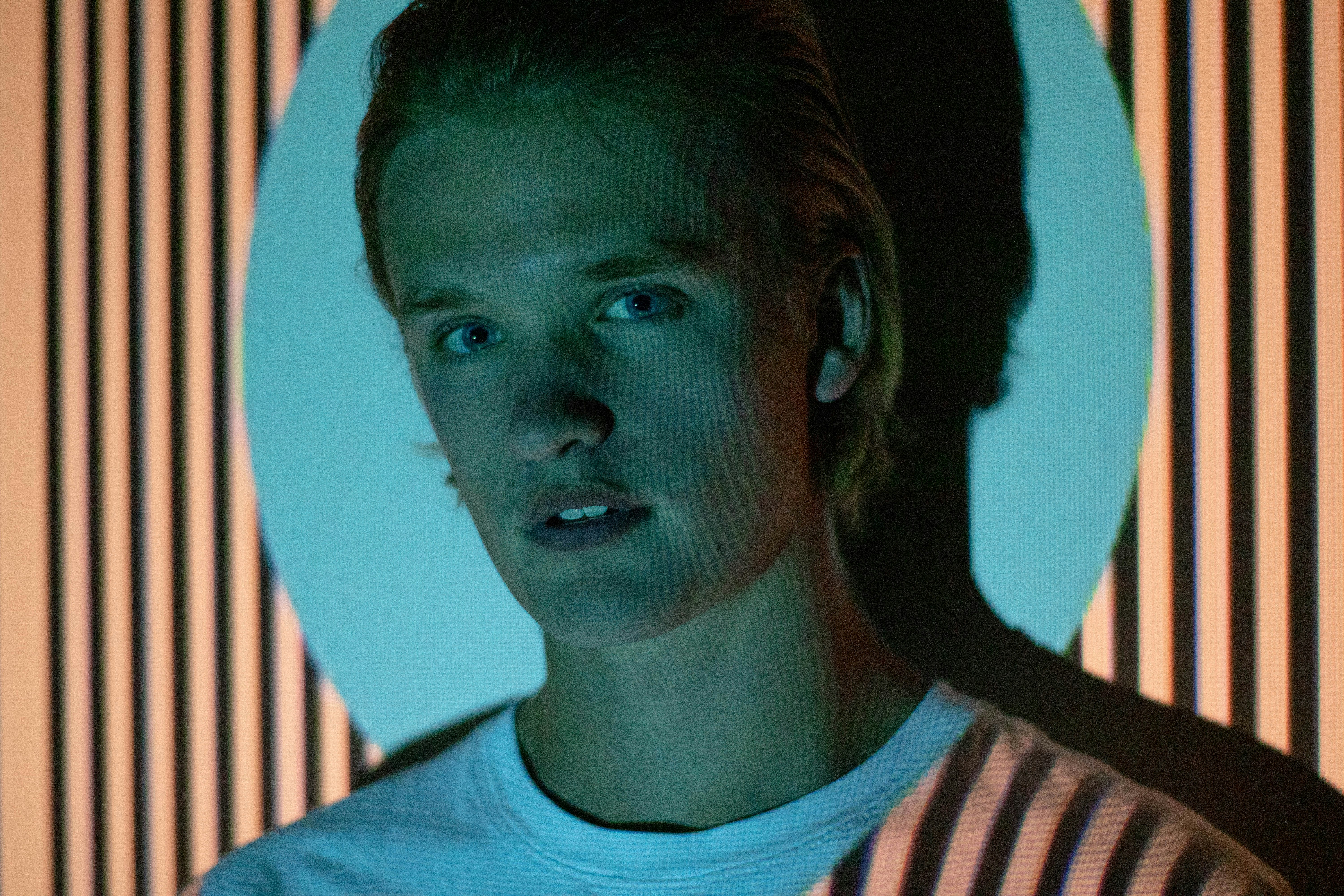 Hombre con camisa de cuello redondo azul y blanco