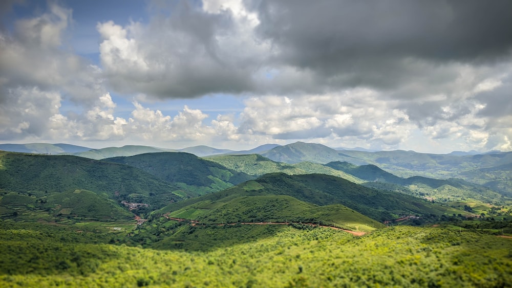 montanhas verdes sob nuvens brancas durante o dia