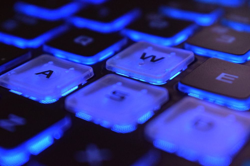 teclado de computadora negro y azul