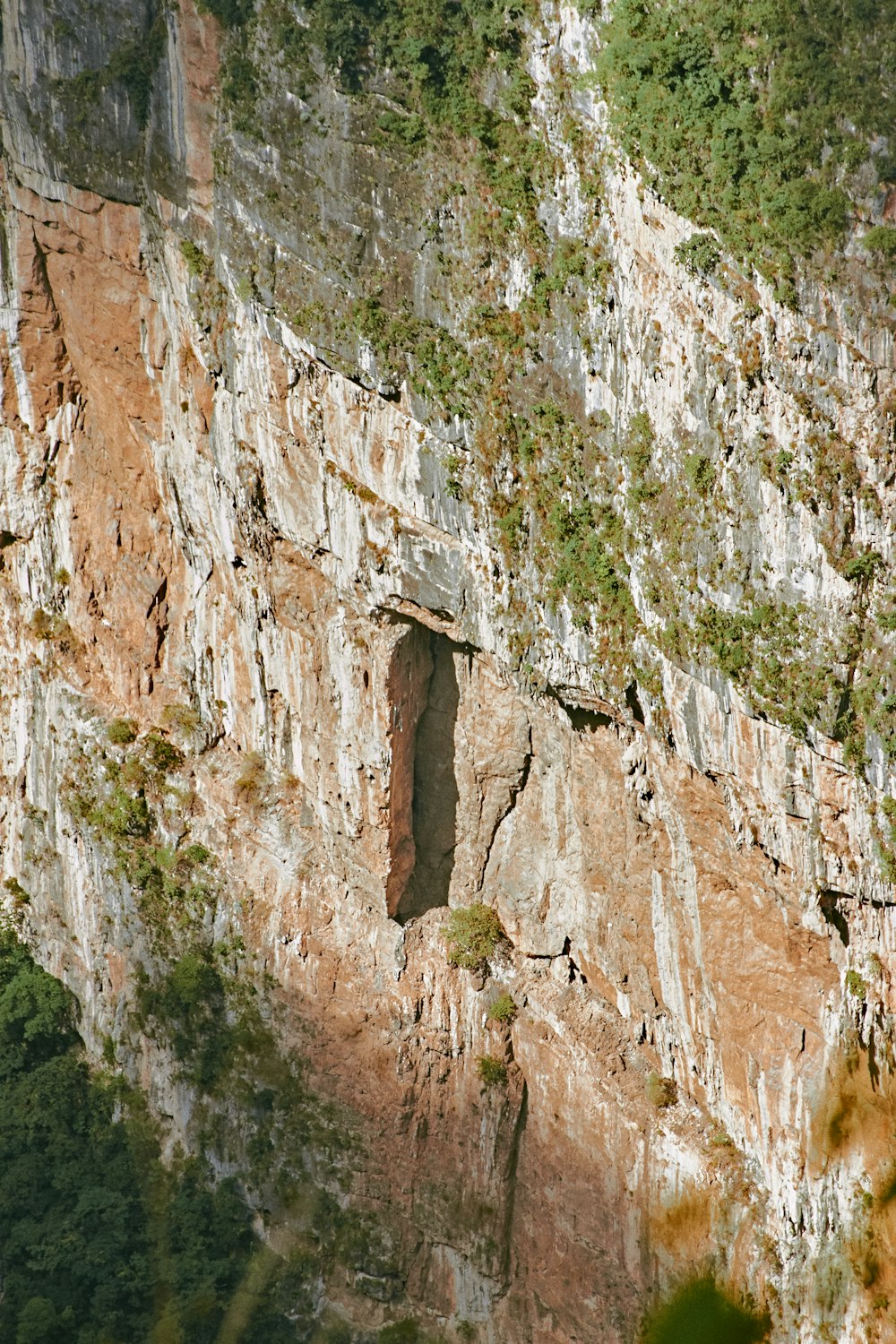 gris et vert montagne rocheuse