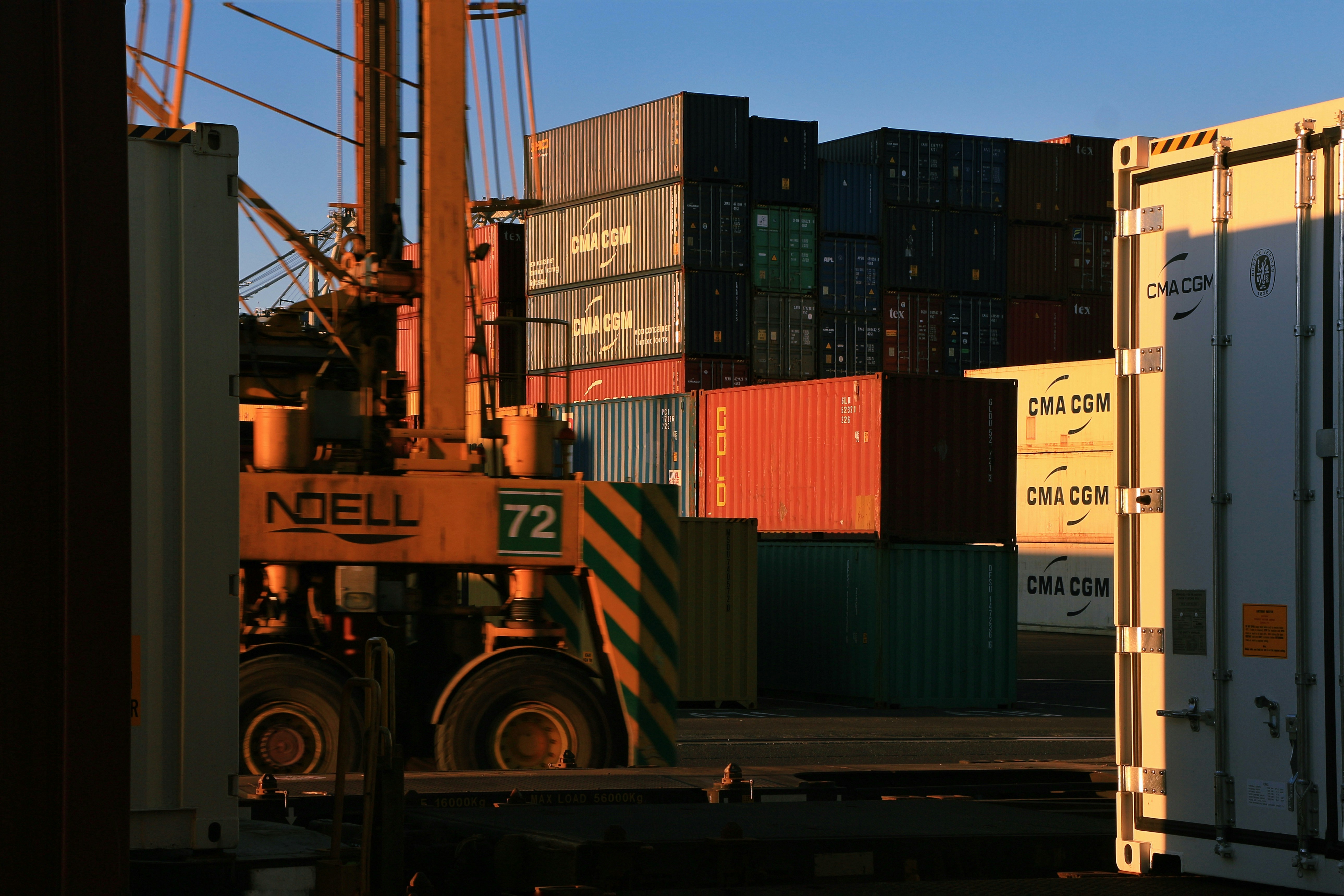 yellow and black heavy equipment
