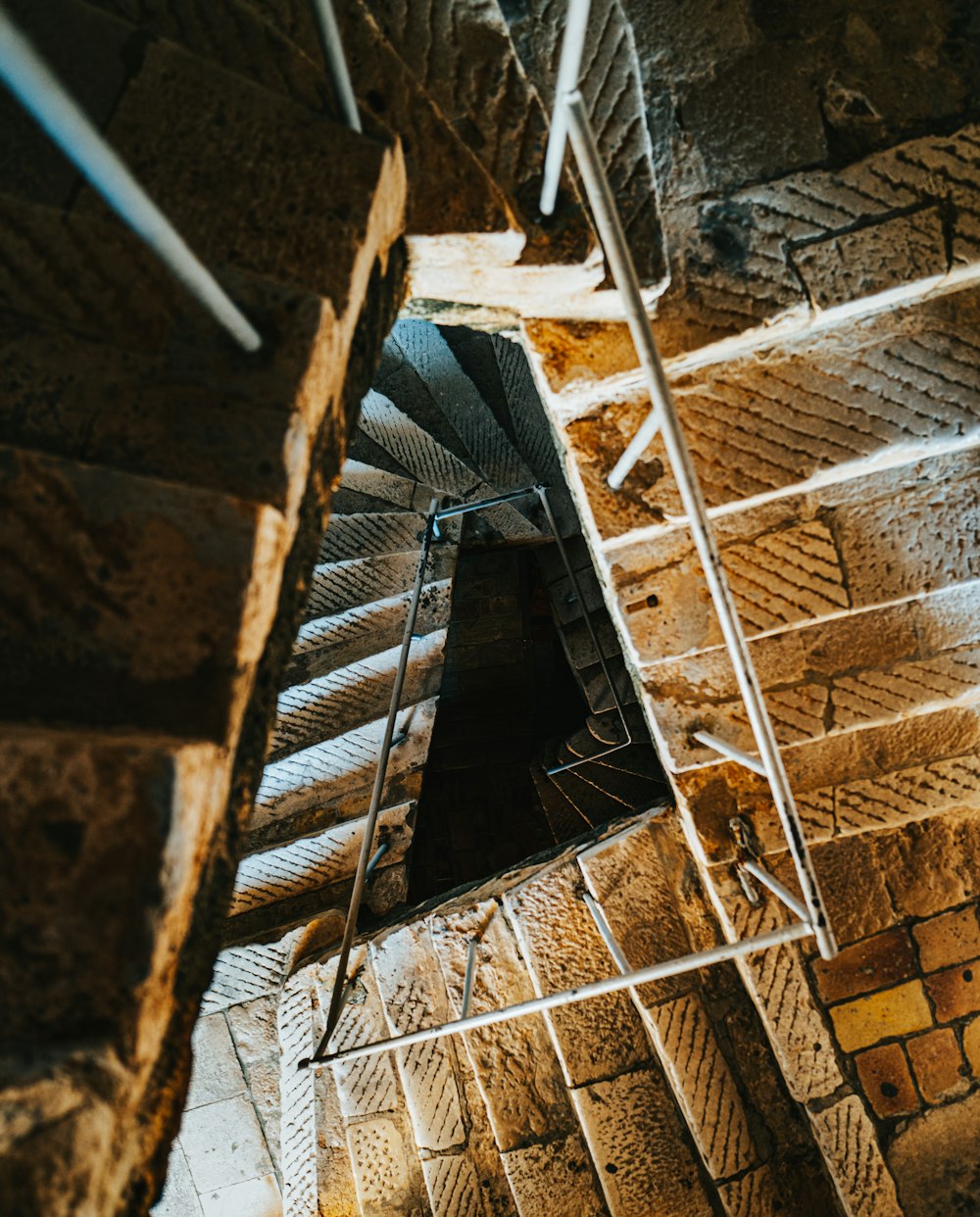 Escalera de madera marrón sobre pared de hormigón marrón