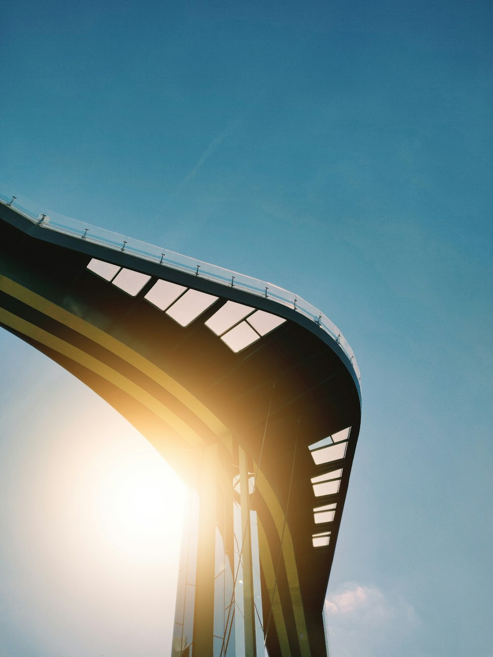 bâtiment en béton brun et blanc sous le ciel bleu pendant la journée