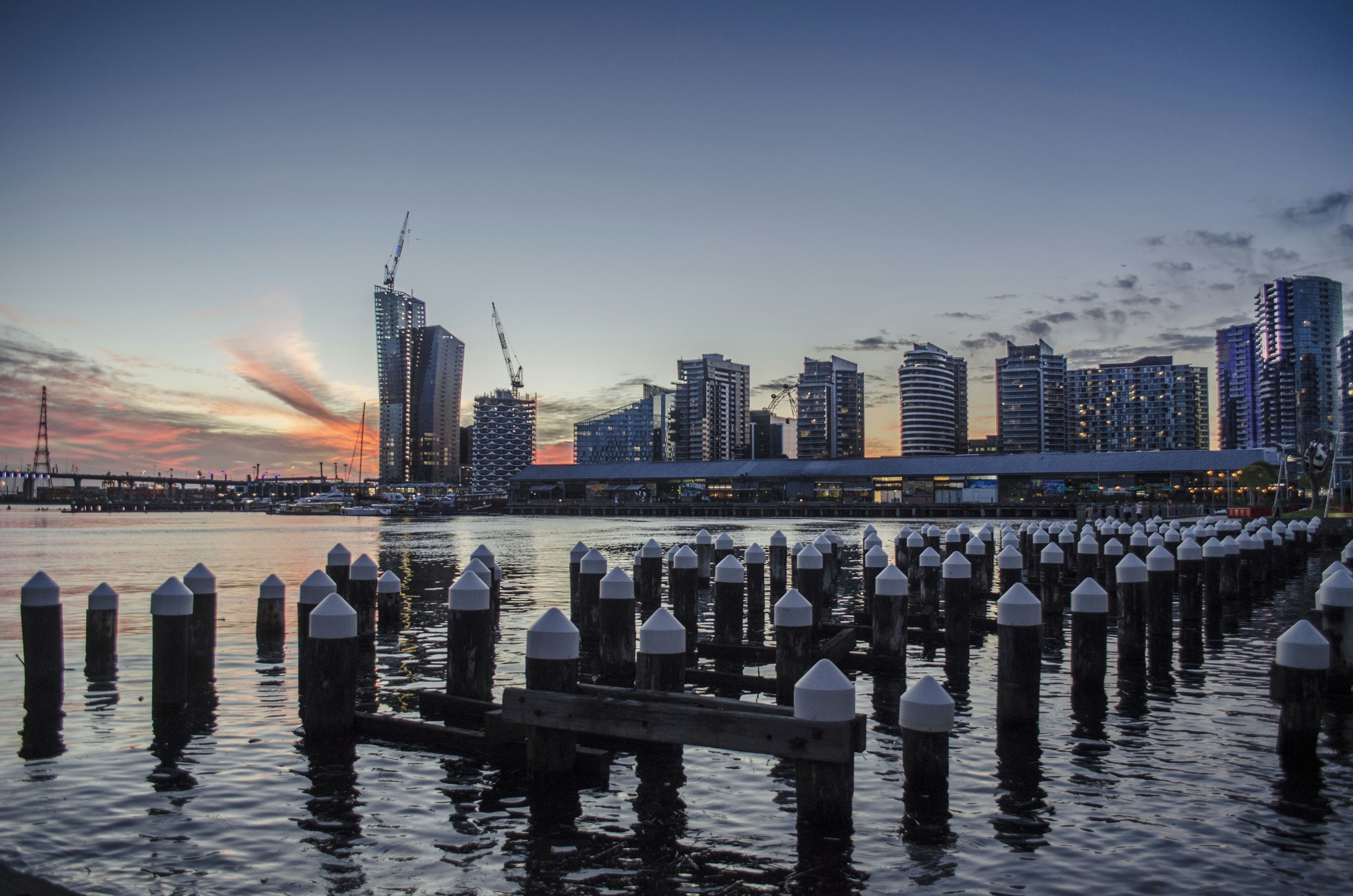 Gewässer in der Nähe von Stadtgebäuden während des Sonnenuntergangs