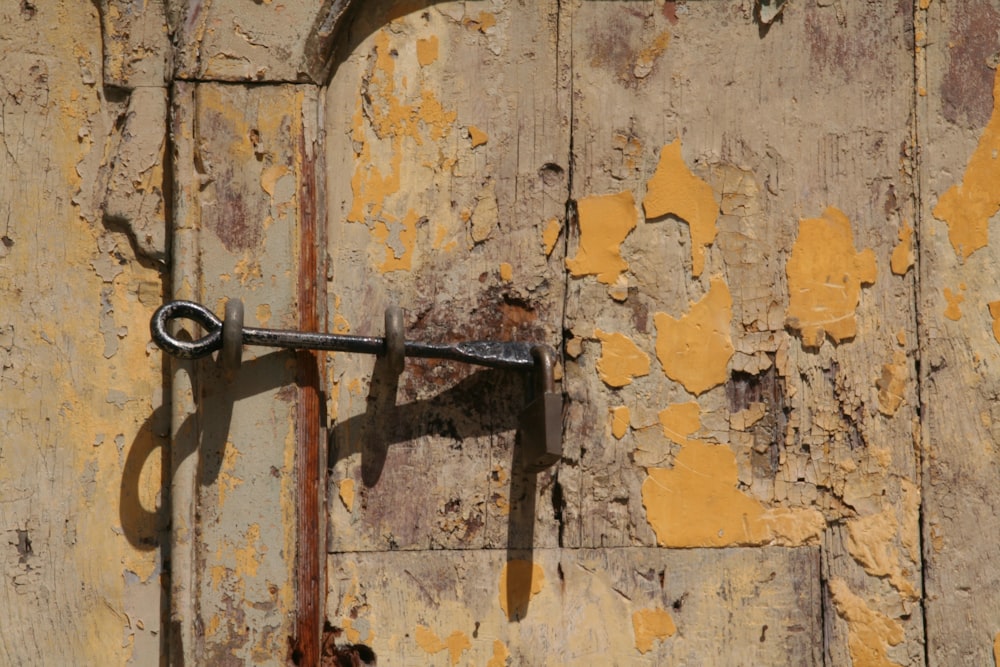 porte en bois marron et jaune