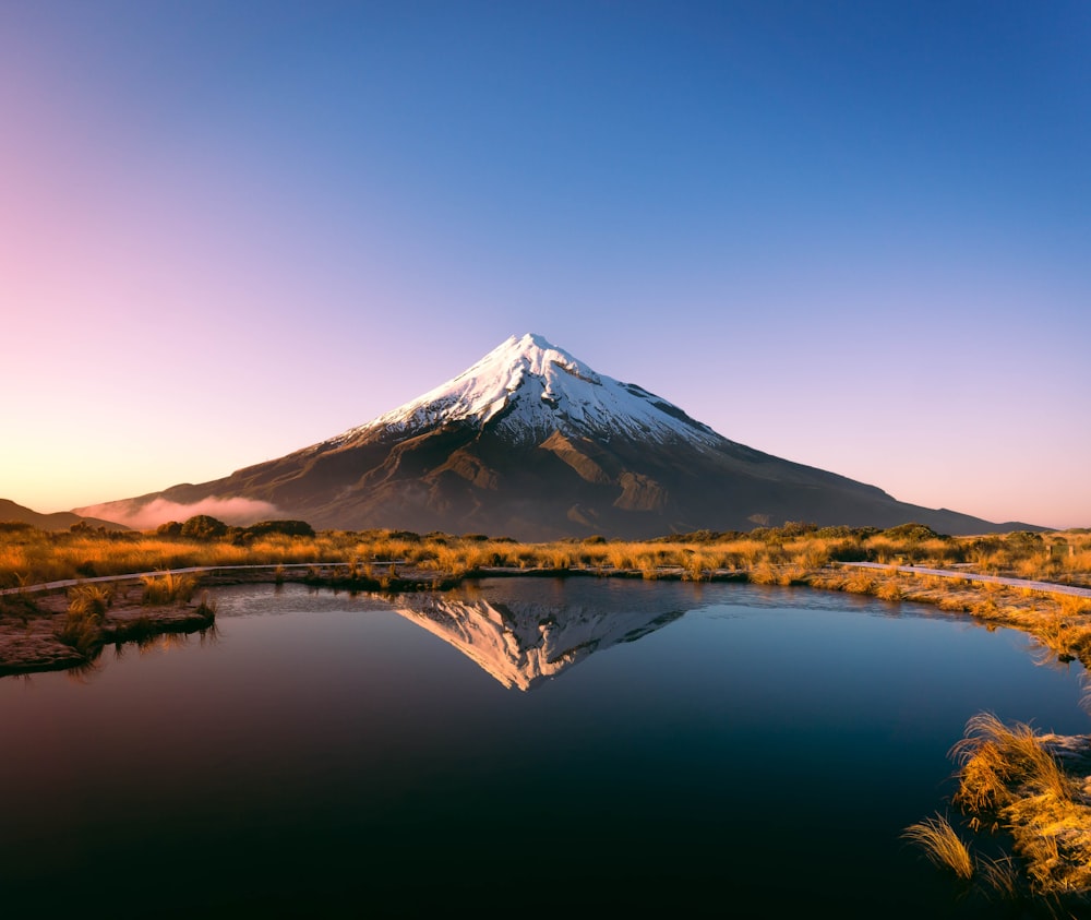 Montaña cerca del cuerpo de agua durante el día