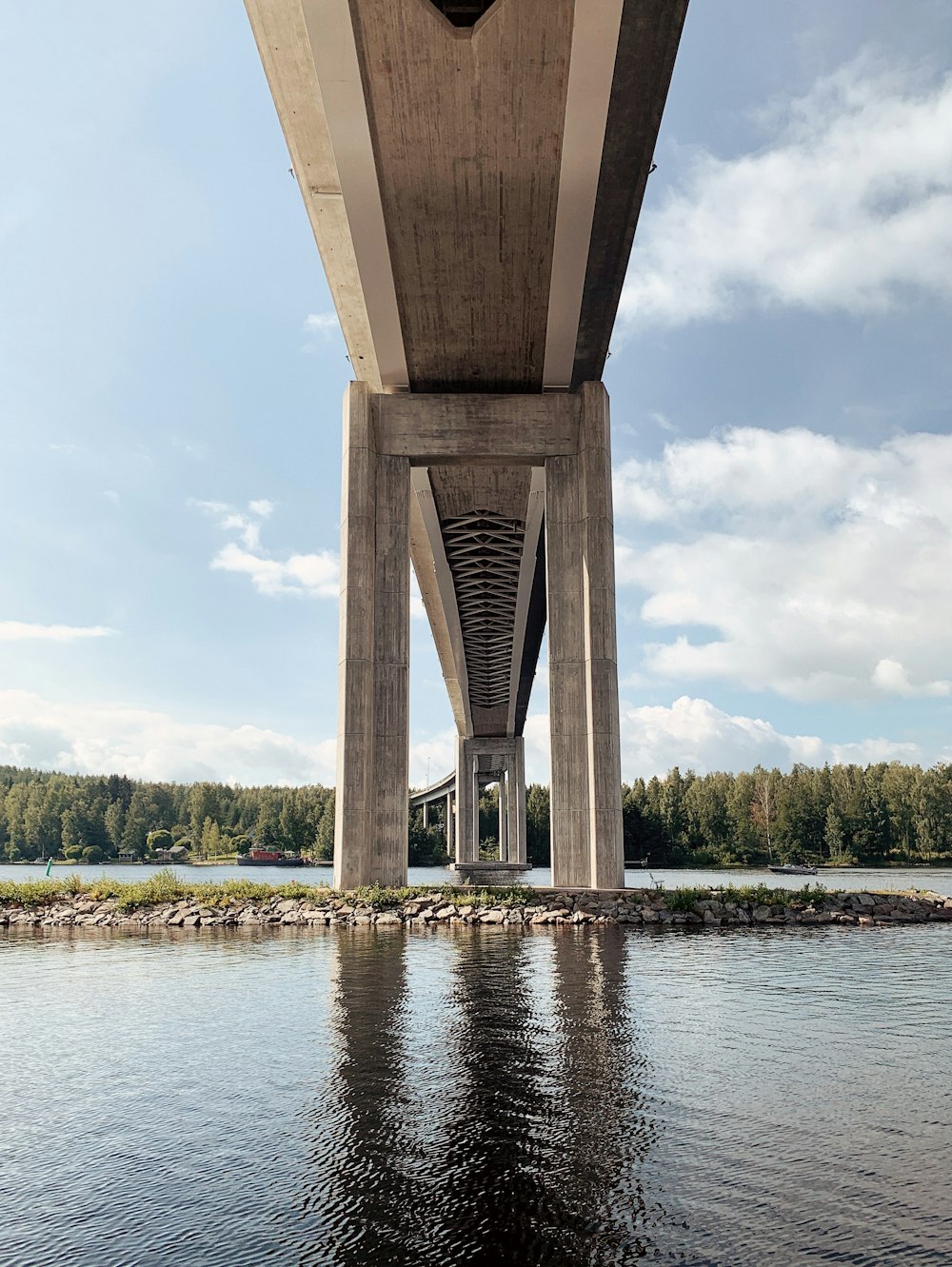 ponte in cemento grigio sul fiume durante il giorno