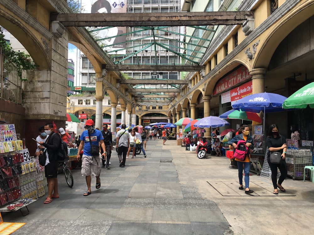 Personas que caminan por la acera durante el día