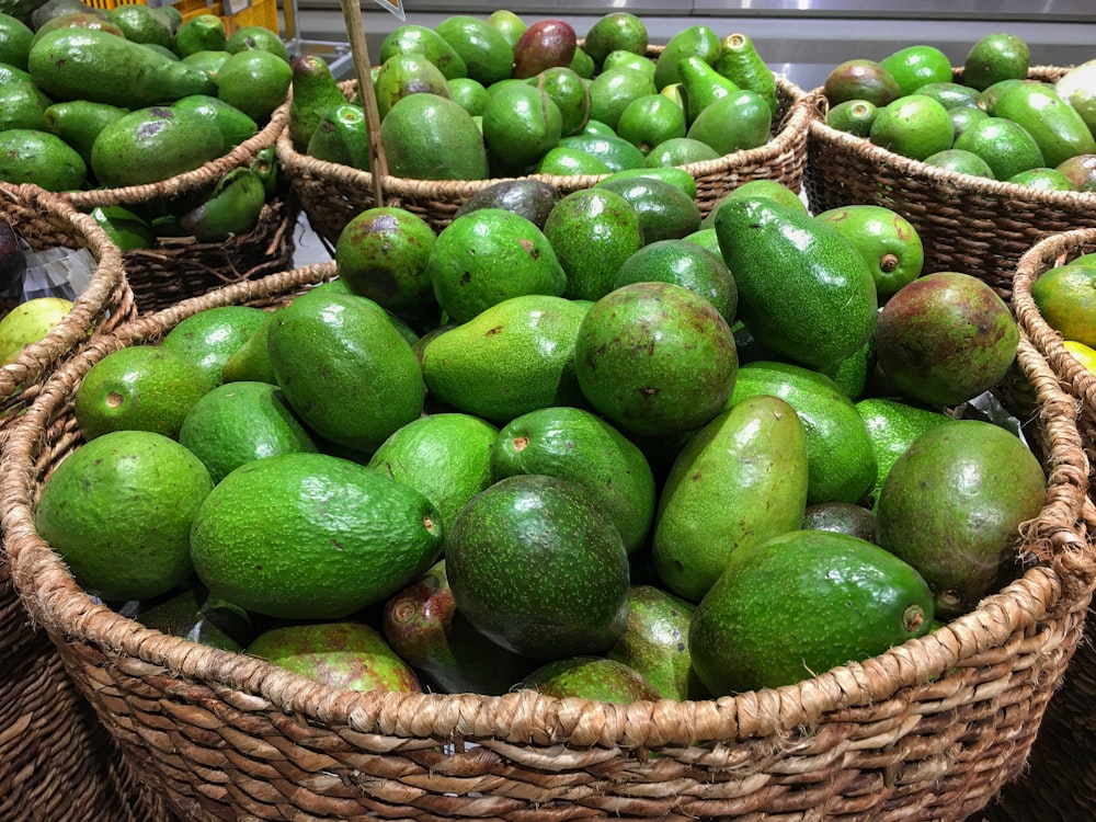 frutas verdes en canasta tejida marrón