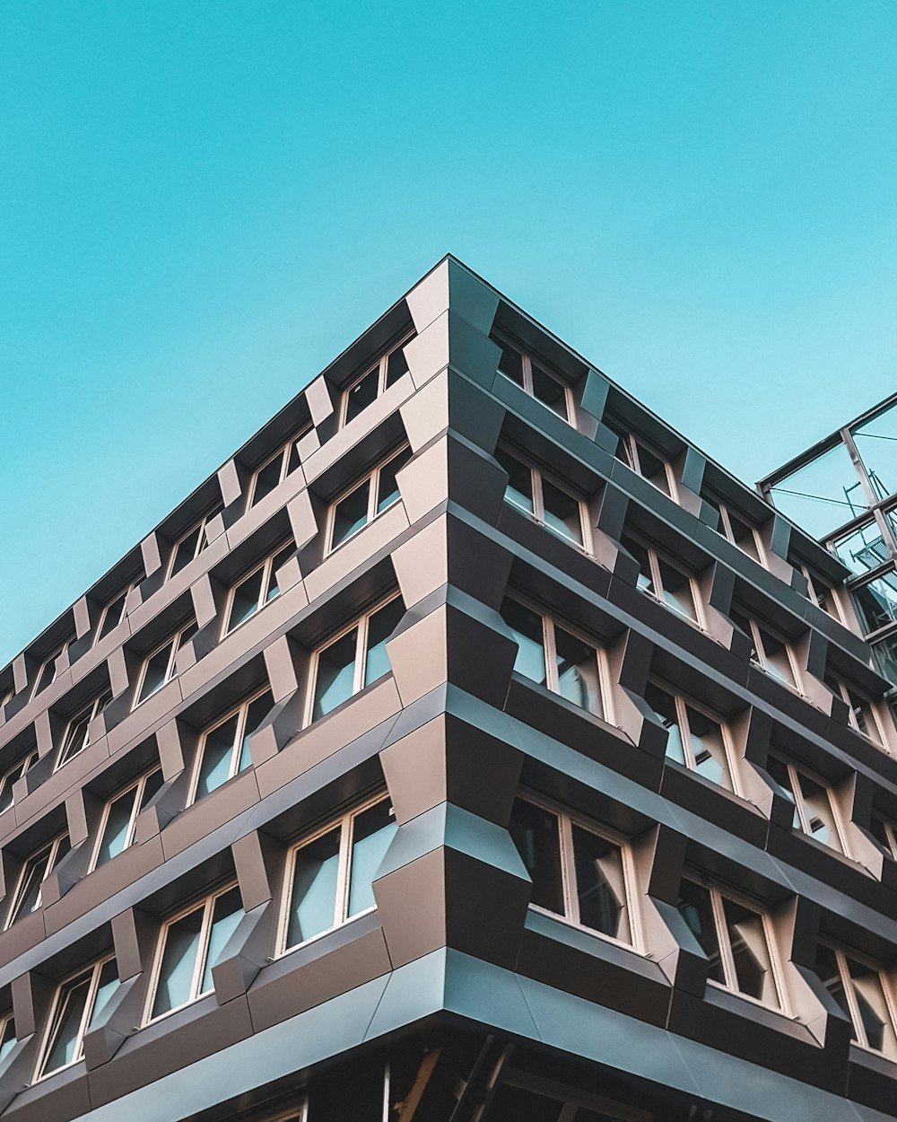 Weißes Betongebäude unter blauem Himmel tagsüber