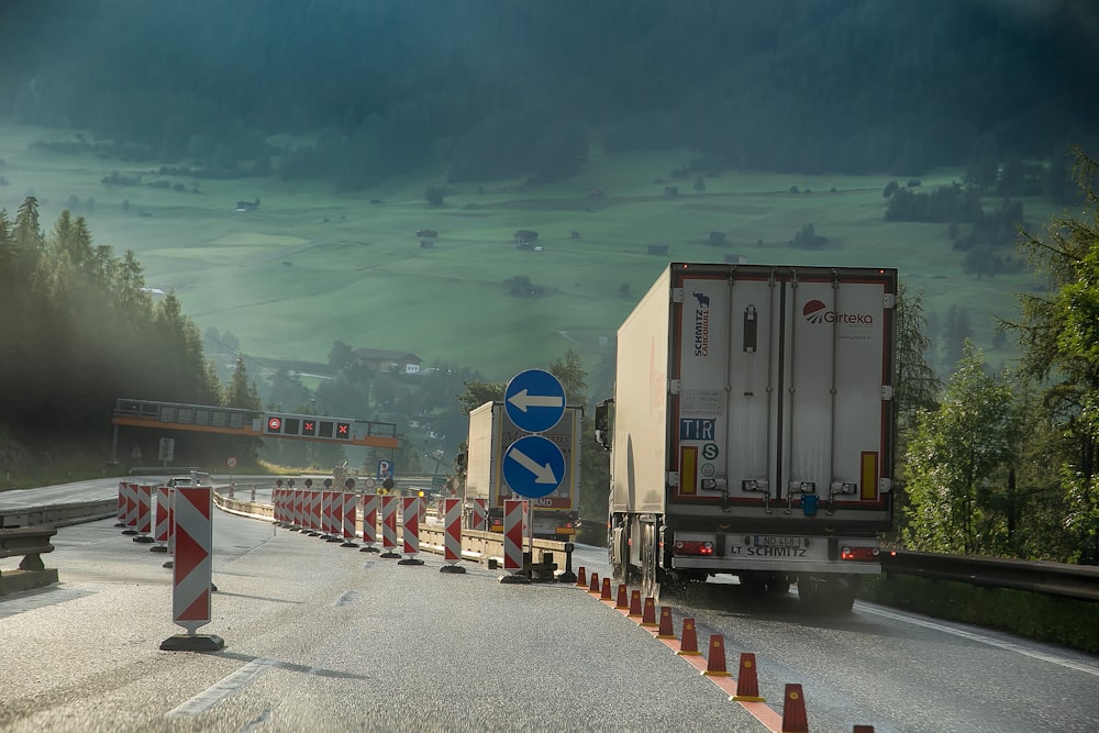 camion bianco e blu su strada durante il giorno