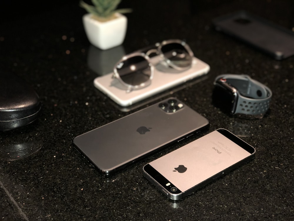 silver apple watch beside silver macbook