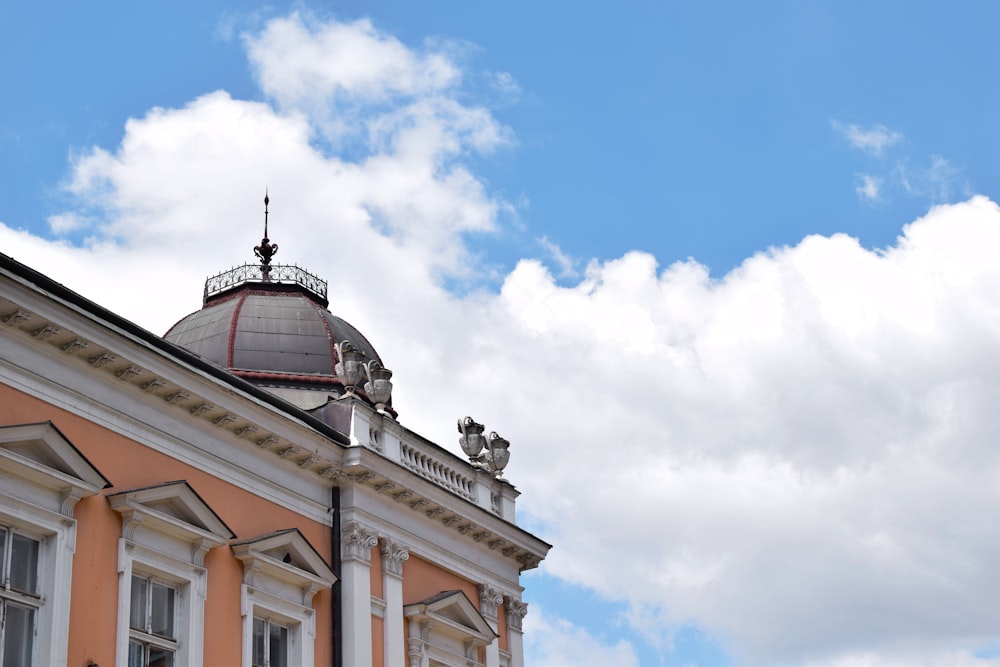 bâtiment en béton brun et blanc sous le ciel bleu pendant la journée