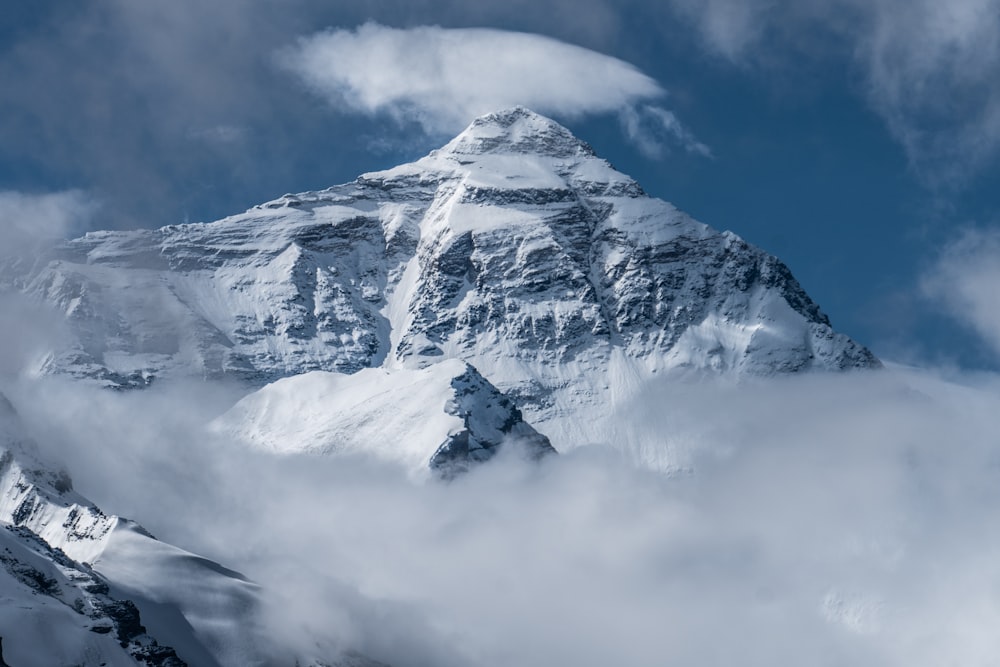 montanha coberta de neve sob o céu azul durante o dia