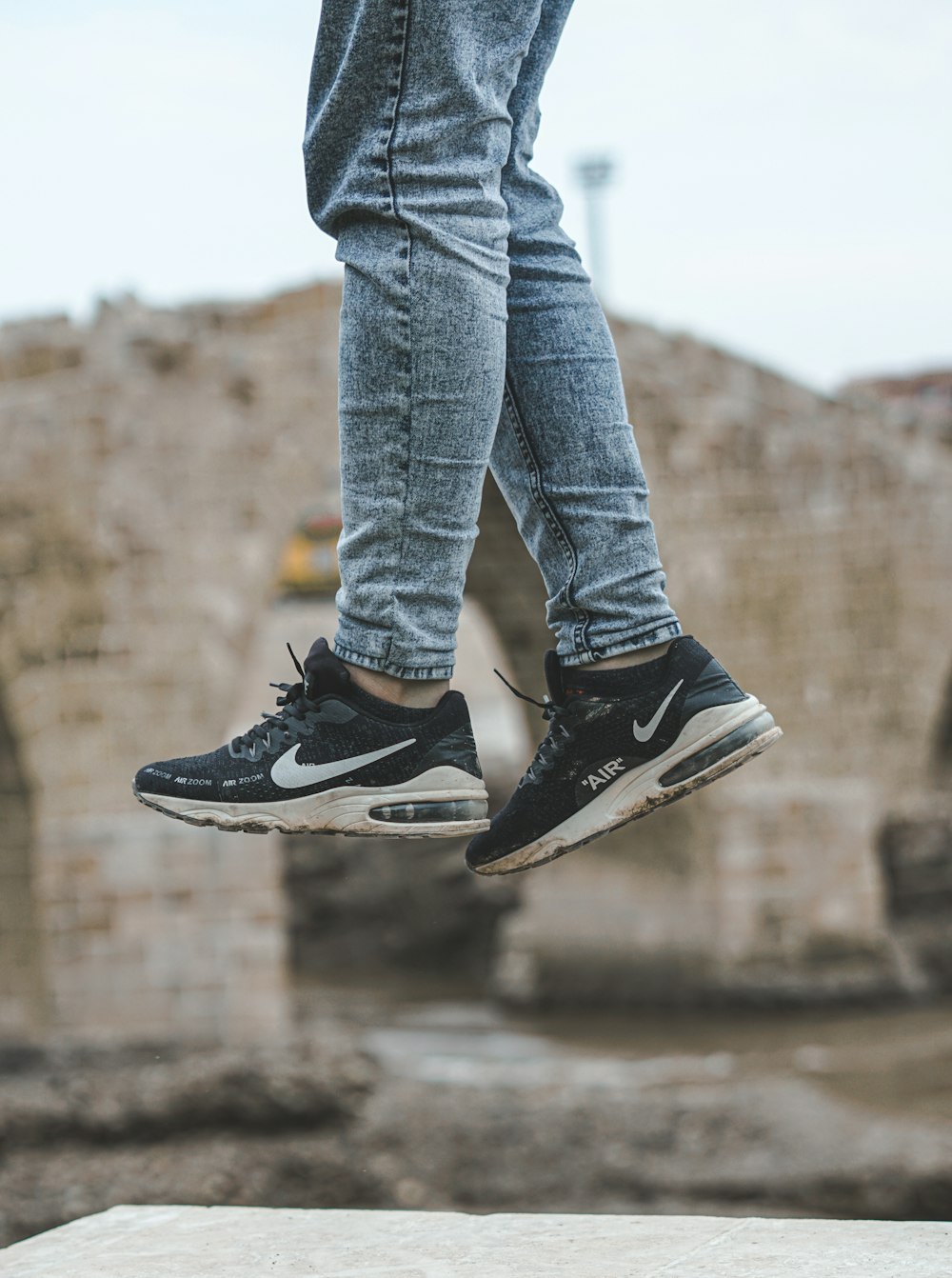 Foto persona con jeans azules y zapatillas Nike en blanco y negro – Imagen  Irak gratis en Unsplash