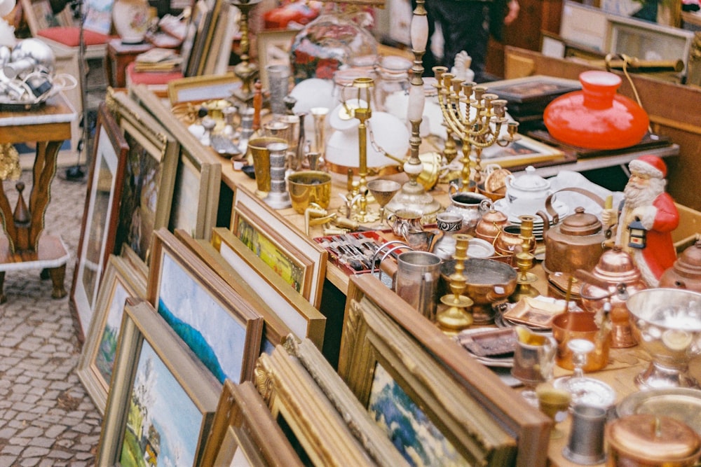 Trophée d’or et d’argent sur étagère en bois marron